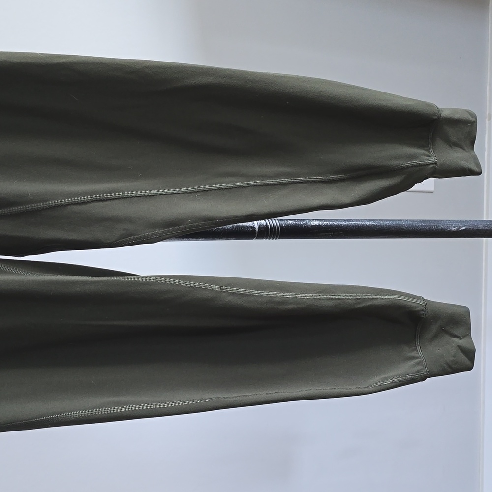 Lululemon Align Jogger 28" in Dark Olive - Picture 4 of 9
